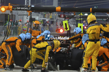2023-10-08 - 04 NORRIS Lando (gbr), McLaren F1 Team MCL60, action pitlane, pitstop mechanic, mecanicien, mechanics during the 2023 Formula 1 Qatar Grand Prix, 17th round of the 2023 Formula One World Championship from October 6 to 8, 2023 on the Lusail International Circuit, in Doha, Qatar - F1 - QATAR GRAND PRIX 2023 - RACE - FORMULA 1 - MOTORS