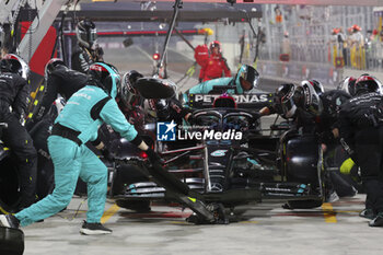 2023-10-08 - 63 RUSSELL George (gbr), Mercedes AMG F1 Team W14, action pitlane, pitstop mechanic, mecanicien, mechanics during the 2023 Formula 1 Qatar Grand Prix, 17th round of the 2023 Formula One World Championship from October 6 to 8, 2023 on the Lusail International Circuit, in Doha, Qatar - F1 - QATAR GRAND PRIX 2023 - RACE - FORMULA 1 - MOTORS