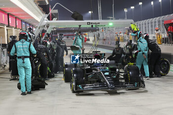 2023-10-08 - 63 RUSSELL George (gbr), Mercedes AMG F1 Team W14, action pitlane, pitstop mechanic, mecanicien, mechanics during the 2023 Formula 1 Qatar Grand Prix, 17th round of the 2023 Formula One World Championship from October 6 to 8, 2023 on the Lusail International Circuit, in Doha, Qatar - F1 - QATAR GRAND PRIX 2023 - RACE - FORMULA 1 - MOTORS