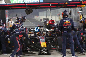 2023-10-08 - 01 VERSTAPPEN Max (nld), Red Bull Racing RB19, action pitlane, pitstop mechanic, mecanicien, mechanics during the 2023 Formula 1 Qatar Grand Prix, 17th round of the 2023 Formula One World Championship from October 6 to 8, 2023 on the Lusail International Circuit, in Doha, Qatar - F1 - QATAR GRAND PRIX 2023 - RACE - FORMULA 1 - MOTORS
