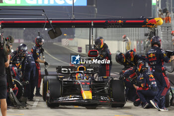 2023-10-08 - 11 PEREZ Sergio (mex), Red Bull Racing RB19, action pitlane, pitstop mechanic, mecanicien, mechanics during the 2023 Formula 1 Qatar Grand Prix, 17th round of the 2023 Formula One World Championship from October 6 to 8, 2023 on the Lusail International Circuit, in Doha, Qatar - F1 - QATAR GRAND PRIX 2023 - RACE - FORMULA 1 - MOTORS