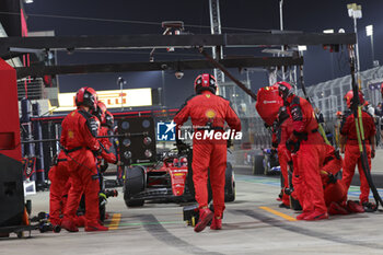 2023-10-08 - 16 LECLERC Charles (mco), Scuderia Ferrari SF-23, action pitlane, pitstop mechanic, mecanicien, mechanics during the 2023 Formula 1 Qatar Grand Prix, 17th round of the 2023 Formula One World Championship from October 6 to 8, 2023 on the Lusail International Circuit, in Doha, Qatar - F1 - QATAR GRAND PRIX 2023 - RACE - FORMULA 1 - MOTORS