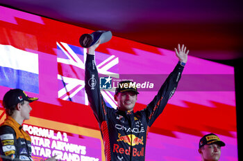 2023-10-08 - VERSTAPPEN Max (ned), Red Bull Racing RB19, portrait celebration podium trophy during the 2023 Formula 1 Qatar Grand Prix, 17th round of the 2023 Formula One World Championship from October 6 to 8, 2023 on the Lusail International Circuit, in Doha, Qatar - F1 - QATAR GRAND PRIX 2023 - RACE - FORMULA 1 - MOTORS