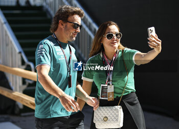 2023-10-20 - ALONSO Fernando (spa), Aston Martin F1 Team AMR23, portrait fans during the 2023 Formula 1 Lenovo United States Grand Prix, 18th round of the 2023 Formula One World Championship from October 20 to 22, 2023 on the Circuit of The Americas, in Austin, USA - F1 - US GRAND PRIX 2023 - FORMULA 1 - MOTORS