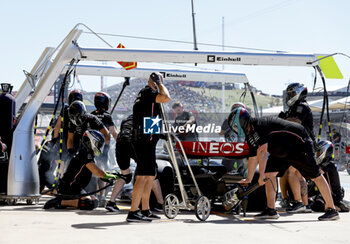 2023-10-20 - 44 HAMILTON Lewis (gbr), Mercedes AMG F1 Team W14, mechanic, mecanicien, mechanics during the 2023 Formula 1 Lenovo United States Grand Prix, 18th round of the 2023 Formula One World Championship from October 20 to 22, 2023 on the Circuit of The Americas, in Austin, USA - F1 - US GRAND PRIX 2023 - FORMULA 1 - MOTORS