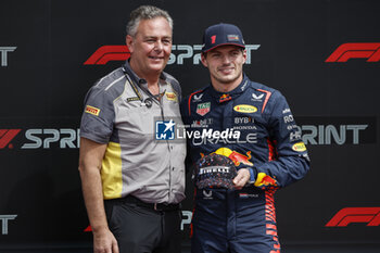 2023-10-21 - VERSTAPPEN Max (ned), Red Bull Racing RB19, portrait ISOLA Mario (ita), Motorsport Racing Manager of Pirelli, portrait sprint shootout during the 2023 Formula 1 Lenovo United States Grand Prix, 18th round of the 2023 Formula One World Championship from October 20 to 22, 2023 on the Circuit of The Americas, in Austin, USA - F1 - US GRAND PRIX 2023 - FORMULA 1 - MOTORS