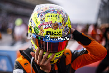 2023-10-21 - NORRIS Lando (gbr), McLaren F1 Team MCL60, portrait helmet, casque, 100th races during the 2023 Formula 1 Lenovo United States Grand Prix, 18th round of the 2023 Formula One World Championship from October 20 to 22, 2023 on the Circuit of The Americas, in Austin, USA - F1 - US GRAND PRIX 2023 - FORMULA 1 - MOTORS