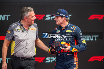2023-10-21 - Max Verstappen (NED) Redbull Racing RB19 and Mario Isola (ITA) Head of Motorsport Pirelli - Sprint Shoot Out

during FORMULA 1 LENOVO UNITED STATES GRAND PRIX 2023 - Oct19 to Oct22 2023 Circuit of Americas, Austin, Texas, USA - FORMULA 1 LENOVO UNITED STATES GRAND PRIX 2023 - FORMULA 1 - MOTORS