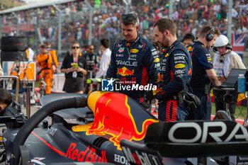2023-10-21 - Oracle Red Bull Racing team on the Sprint Race Grid 

during Saturday Sprint Race of FORMULA 1 LENOVO UNITED STATES GRAND PRIX 2023 - Oct19 to Oct22 2023 Circuit of Americas, Austin, Texas, USA - FORMULA 1 LENOVO UNITED STATES GRAND PRIX 2023 - FORMULA 1 - MOTORS