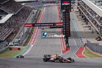 2023-10-22 - 01 VERSTAPPEN Max (nld), Red Bull Racing RB19, action spectators, fans during the 2023 Formula 1 Lenovo United States Grand Prix, 18th round of the 2023 Formula One World Championship from October 20 to 22, 2023 on the Circuit of The Americas, in Austin, USA - F1 - US GRAND PRIX 2023 - FORMULA 1 - MOTORS