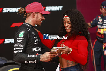 2023-10-22 - HAMILTON Lewis (gbr), Mercedes AMG F1 Team W14, portrait Sha'Carri Richardson, athlete portrait during the 2023 Formula 1 Lenovo United States Grand Prix, 18th round of the 2023 Formula One World Championship from October 20 to 22, 2023 on the Circuit of The Americas, in Austin, USA - F1 - US GRAND PRIX 2023 - FORMULA 1 - MOTORS
