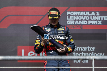 2023-10-22 - VERSTAPPEN Max (ned), Red Bull Racing RB19, portrait podium trophy during the 2023 Formula 1 Lenovo United States Grand Prix, 18th round of the 2023 Formula One World Championship from October 20 to 22, 2023 on the Circuit of The Americas, in Austin, USA - F1 - US GRAND PRIX 2023 - RACE - FORMULA 1 - MOTORS