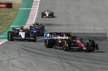 2023-10-22 - 24 ZHOU Guanyu (chi), Alfa Romeo F1 Team Stake C43, action 03 RICCIARDO Daniel (aus), Scuderia AlphaTauri AT04, action during the 2023 Formula 1 Lenovo United States Grand Prix, 18th round of the 2023 Formula One World Championship from October 20 to 22, 2023 on the Circuit of The Americas, in Austin, USA - F1 - US GRAND PRIX 2023 - RACE - FORMULA 1 - MOTORS