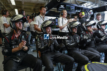 2023-10-22 - Mercedes AMG F1 Team mechanic, mecanicien, mechanics during the 2023 Formula 1 Lenovo United States Grand Prix, 18th round of the 2023 Formula One World Championship from October 20 to 22, 2023 on the Circuit of The Americas, in Austin, USA - F1 - US GRAND PRIX 2023 - RACE - FORMULA 1 - MOTORS