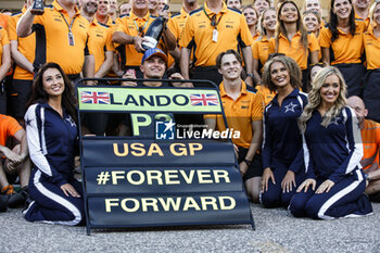 2023-10-23 - NORRIS Lando (gbr), McLaren F1 Team MCL60, portrait PIASTRI Oscar (aus), McLaren F1 Team MCL60, portrait mechanic, mecanicien, mechanics celebration during the 2023 Formula 1 Lenovo United States Grand Prix, 18th round of the 2023 Formula One World Championship from October 20 to 22, 2023 on the Circuit of The Americas, in Austin, USA - F1 - US GRAND PRIX 2023 - RACE - FORMULA 1 - MOTORS