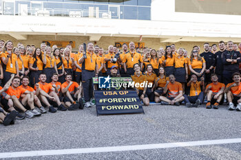 2023-10-23 - BROWN Zak (usa), CEO of of McLaren Racing, portrait STELLA Andrea (ita), Team Principal of McLaren F1 Team, portrait NORRIS Lando (gbr), McLaren F1 Team MCL60, portrait PIASTRI Oscar (aus), McLaren F1 Team MCL60, portrait mechanic, mecanicien, mechanics celebration during the 2023 Formula 1 Lenovo United States Grand Prix, 18th round of the 2023 Formula One World Championship from October 20 to 22, 2023 on the Circuit of The Americas, in Austin, USA - F1 - US GRAND PRIX 2023 - RACE - FORMULA 1 - MOTORS