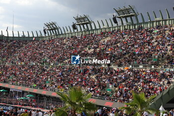 2023-10-27 - Fans in the Foro Sol grandstand during the 2023 Formula 1 Grand Premio de la Ciudad de Mexico, 19th round of the 2023 Formula One World Championship from October 27 to 29, 2023 on the Autodromo Hermanos Rodriguez, in Mexico City, Mexico - F1 - MEXICO CITY GRAND PRIX 2023 - FORMULA 1 - MOTORS