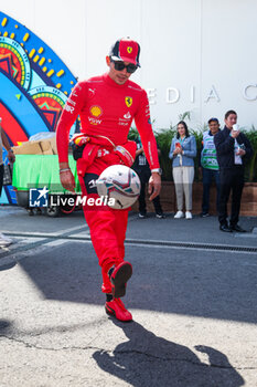 2023-10-28 - LECLERC Charles (mco), Scuderia Ferrari SF-23, playing football to warm-up during the 2023 Formula 1 Grand Premio de la Ciudad de Mexico, 19th round of the 2023 Formula One World Championship from October 27 to 29, 2023 on the Autodromo Hermanos Rodriguez, in Mexico City, Mexico - F1 - MEXICO CITY GRAND PRIX 2023 - FORMULA 1 - MOTORS