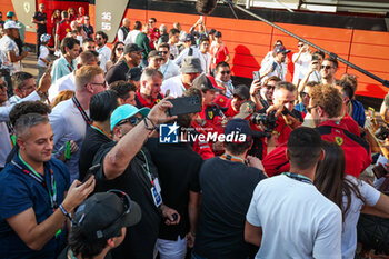 2023-10-29 - LECLERC Charles (mco), Scuderia Ferrari SF-23, surrounded by fans in the paddock during the 2023 Formula 1 Grand Premio de la Ciudad de Mexico, 19th round of the 2023 Formula One World Championship from October 27 to 29, 2023 on the Autodromo Hermanos Rodriguez, in Mexico City, Mexico - F1 - MEXICO CITY GRAND PRIX 2023 - FORMULA 1 - MOTORS