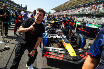 2023-10-29 - Martijn Garritsen aka DJ Martin Garrix on the starting grid with Red Bull Racing during the 2023 Formula 1 Grand Premio de la Ciudad de Mexico, 19th round of the 2023 Formula One World Championship from October 27 to 29, 2023 on the Autodromo Hermanos Rodriguez, in Mexico City, Mexico - F1 - MEXICO CITY GRAND PRIX 2023 - RACE - FORMULA 1 - MOTORS