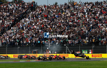 2023-10-29 - Start of the race: VERSTAPPEN Max (ned), Red Bull Racing RB19, PEREZ Sergio (mex), Red Bull Racing RB19, LECLERC Charles (mco), Scuderia Ferrari SF-23, action, during the 2023 Formula 1 Grand Premio de la Ciudad de Mexico, 19th round of the 2023 Formula One World Championship from October 27 to 29, 2023 on the Autodromo Hermanos Rodriguez, in Mexico City, Mexico - F1 - MEXICO CITY GRAND PRIX 2023 - RACE - FORMULA 1 - MOTORS