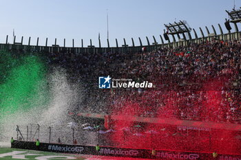 2023-10-30 - Fans in the Foro Sol during the 2023 Formula 1 Grand Premio de la Ciudad de Mexico, 19th round of the 2023 Formula One World Championship from October 27 to 29, 2023 on the Autodromo Hermanos Rodriguez, in Mexico City, Mexico - F1 - MEXICO CITY GRAND PRIX 2023 - RACE - FORMULA 1 - MOTORS