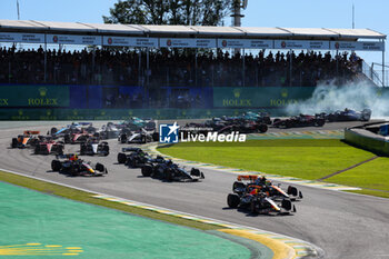 2023-11-04 - Start of the sprint race: 01 VERSTAPPEN Max (nld), Red Bull Racing RB19, 04 NORRIS Lando (gbr), McLaren F1 Team MCL60, action during the 2023 Formula 1 Rolex Grande Premio de Sao Paulo, 20th round of the 2023 Formula One World Championship from November 3 to 5, 2023 on the Autodromo José Carlos Pace, in Sao Paulo, Brazil - F1 - SAO PAULO GRAND PRIX 2023 - FORMULA 1 - MOTORS