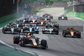 2023-11-05 - Start race 01 VERSTAPPEN Max (nld), Red Bull Racing RB19, action during the 2023 Formula 1 Rolex Grande Premio de Sao Paulo, 20th round of the 2023 Formula One World Championship from November 3 to 5, 2023 on the Autodromo José Carlos Pace, in Sao Paulo, Brazil - F1 - SAO PAULO GRAND PRIX 2023 - RACE - FORMULA 1 - MOTORS