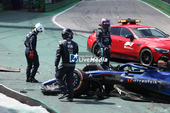 2023-11-05 - ALBON Alexander (tha), Williams Racing FW45, portrait crash, accident,marshals, safety car, during the 2023 Formula 1 Rolex Grande Premio de Sao Paulo, 20th round of the 2023 Formula One World Championship from November 3 to 5, 2023 on the Autodromo José Carlos Pace, in Sao Paulo, Brazil - F1 - SAO PAULO GRAND PRIX 2023 - RACE - FORMULA 1 - MOTORS