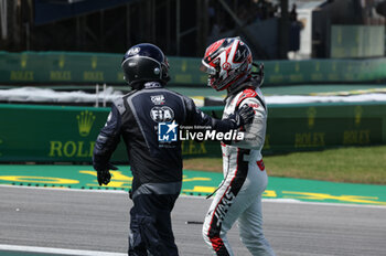 2023-11-05 - HULKENBERG Nico (ger), Haas F1 Team VF-23 Ferrari, portrait after his crash, accident, marshals during the 2023 Formula 1 Rolex Grande Premio de Sao Paulo, 20th round of the 2023 Formula One World Championship from November 3 to 5, 2023 on the Autodromo José Carlos Pace, in Sao Paulo, Brazil - F1 - SAO PAULO GRAND PRIX 2023 - RACE - FORMULA 1 - MOTORS