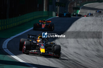 2023-11-05 - 01 VERSTAPPEN Max (nld), Red Bull Racing RB19, 04 NORRIS Lando (gbr), McLaren F1 Team MCL60, action during the 2023 Formula 1 Rolex Grande Premio de Sao Paulo, 20th round of the 2023 Formula One World Championship from November 3 to 5, 2023 on the Autodromo José Carlos Pace, in Sao Paulo, Brazil - F1 - SAO PAULO GRAND PRIX 2023 - RACE - FORMULA 1 - MOTORS