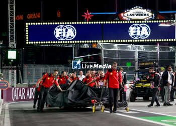 17/11/2023 - 55 SAINZ Carlos (spa), Scuderia Ferrari SF-23, return to the garage with damages after hitting a manhole cover during the 2023 Formula 1 Heineken Silver Las Vegas Grand Prix, 21th round of the 2023 Formula One World Championship from November 17 to 19, 2023 on the Las Vegas Strip Circuit, in Las Vegas, USA - F1 - LAS VEGAS GRAND PRIX 2023 - FORMULA 1 - MOTORI