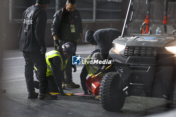 2023-11-17 - Works on the circuit surface after damages caused by a manhole cover during the 2023 Formula 1 Heineken Silver Las Vegas Grand Prix, 21th round of the 2023 Formula One World Championship from November 17 to 19, 2023 on the Las Vegas Strip Circuit, in Las Vegas, USA - F1 - LAS VEGAS GRAND PRIX 2023 - FORMULA 1 - MOTORS