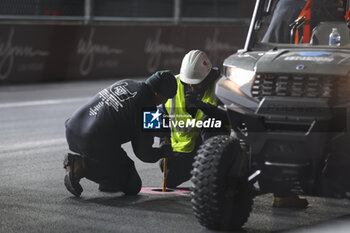 17/11/2023 - Works on the circuit surface after damages caused by a manhole cover during the 2023 Formula 1 Heineken Silver Las Vegas Grand Prix, 21th round of the 2023 Formula One World Championship from November 17 to 19, 2023 on the Las Vegas Strip Circuit, in Las Vegas, USA - F1 - LAS VEGAS GRAND PRIX 2023 - FORMULA 1 - MOTORI