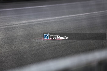 17/11/2023 - Works on the circuit surface after damages caused by a manhole cover during the 2023 Formula 1 Heineken Silver Las Vegas Grand Prix, 21th round of the 2023 Formula One World Championship from November 17 to 19, 2023 on the Las Vegas Strip Circuit, in Las Vegas, USA - F1 - LAS VEGAS GRAND PRIX 2023 - FORMULA 1 - MOTORI