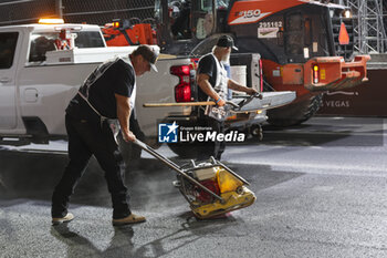 2023-11-17 - Works on the circuit surface after damages caused by a manhole cover during the 2023 Formula 1 Heineken Silver Las Vegas Grand Prix, 21th round of the 2023 Formula One World Championship from November 17 to 19, 2023 on the Las Vegas Strip Circuit, in Las Vegas, USA - F1 - LAS VEGAS GRAND PRIX 2023 - FORMULA 1 - MOTORS