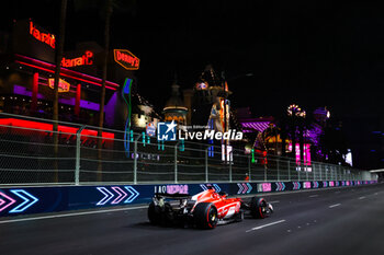 2023-11-17 - 16 LECLERC Charles (mco), Scuderia Ferrari SF-23, action during the 2023 Formula 1 Heineken Silver Las Vegas Grand Prix, 21th round of the 2023 Formula One World Championship from November 17 to 19, 2023 on the Las Vegas Strip Circuit, in Las Vegas, USA - F1 - LAS VEGAS GRAND PRIX 2023 - FORMULA 1 - MOTORS