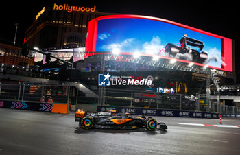 2023-11-17 - 81 PIASTRI Oscar (aus), McLaren F1 Team MCL60, action during the 2023 Formula 1 Heineken Silver Las Vegas Grand Prix, 21th round of the 2023 Formula One World Championship from November 17 to 19, 2023 on the Las Vegas Strip Circuit, in Las Vegas, USA - F1 - LAS VEGAS GRAND PRIX 2023 - FORMULA 1 - MOTORS