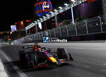 17/11/2023 - 01 VERSTAPPEN Max (nld), Red Bull Racing RB19, action during the 2023 Formula 1 Heineken Silver Las Vegas Grand Prix, 21th round of the 2023 Formula One World Championship from November 17 to 19, 2023 on the Las Vegas Strip Circuit, in Las Vegas, USA - F1 - LAS VEGAS GRAND PRIX 2023 - FORMULA 1 - MOTORI