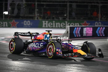 2023-11-18 - 01 VERSTAPPEN Max (nld), Red Bull Racing RB19, action during the 2023 Formula 1 Heineken Silver Las Vegas Grand Prix, 21th round of the 2023 Formula One World Championship from November 17 to 19, 2023 on the Las Vegas Strip Circuit, in Las Vegas, USA - F1 - LAS VEGAS GRAND PRIX 2023 - RACE - FORMULA 1 - MOTORS