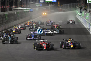 2023-11-19 - 16 LECLERC Charles (mco), Scuderia Ferrari SF-23, action 01 VERSTAPPEN Max (nld), Red Bull Racing RB19, action start of the race, depart, during the 2023 Formula 1 Heineken Silver Las Vegas Grand Prix, 21th round of the 2023 Formula One World Championship from November 17 to 19, 2023 on the Las Vegas Strip Circuit, in Las Vegas, USA - F1 - LAS VEGAS GRAND PRIX 2023 - RACE - FORMULA 1 - MOTORS