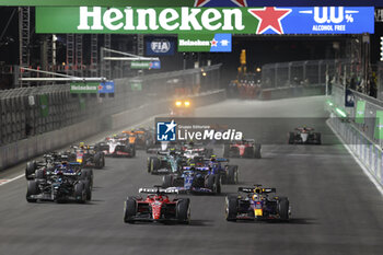 2023-11-19 - 16 LECLERC Charles (mco), Scuderia Ferrari SF-23, action 01 VERSTAPPEN Max (nld), Red Bull Racing RB19, action start of the race, depart, during the 2023 Formula 1 Heineken Silver Las Vegas Grand Prix, 21th round of the 2023 Formula One World Championship from November 17 to 19, 2023 on the Las Vegas Strip Circuit, in Las Vegas, USA - F1 - LAS VEGAS GRAND PRIX 2023 - RACE - FORMULA 1 - MOTORS