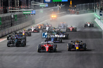 2023-11-19 - start of the race, depart, 16 LECLERC Charles (mco), Scuderia Ferrari SF-23, 01 VERSTAPPEN Max (nld), Red Bull Racing RB19, action during the 2023 Formula 1 Heineken Silver Las Vegas Grand Prix, 21th round of the 2023 Formula One World Championship from November 17 to 19, 2023 on the Las Vegas Strip Circuit, in Las Vegas, USA - F1 - LAS VEGAS GRAND PRIX 2023 - RACE - FORMULA 1 - MOTORS