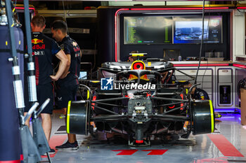 2023-11-23 - Red Bull Racing RB19, mechanical detail and mechanics during the 2023 Formula 1 Etihad Airways Abu Dhabi Grand Prix, 22th round of the 2023 Formula One World Championship from November 24 to 26, 2023 on the Yas Marina Circuit, in Abu Dhabi - F1 - ABU DHABI GRAND PRIX 2023 - FORMULA 1 - MOTORS
