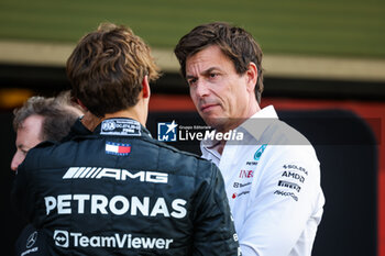 2023-11-23 - WOLFF Toto (aut), Team Principal & CEO of Mercedes AMG F1 Team, RUSSELL George (gbr), Mercedes AMG F1 Team W14, portrait during the 2023 Formula 1 Etihad Airways Abu Dhabi Grand Prix, 22th round of the 2023 Formula One World Championship from November 24 to 26, 2023 on the Yas Marina Circuit, in Abu Dhabi - F1 - ABU DHABI GRAND PRIX 2023 - FORMULA 1 - MOTORS