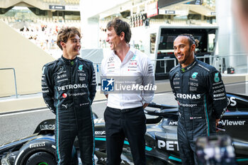 2023-11-23 - WOLFF Toto (aut), Team Principal & CEO of Mercedes AMG F1 Team, HAMILTON Lewis (gbr), Mercedes AMG F1 Team W14, RUSSELL George (gbr), Mercedes AMG F1 Team W14, portrait during the 2023 Formula 1 Etihad Airways Abu Dhabi Grand Prix, 22th round of the 2023 Formula One World Championship from November 24 to 26, 2023 on the Yas Marina Circuit, in Abu Dhabi - F1 - ABU DHABI GRAND PRIX 2023 - FORMULA 1 - MOTORS
