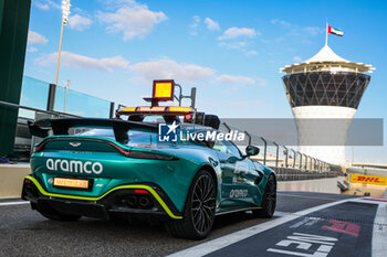 2023-11-23 - FIA Aston Martin Vantage Safety Car during the 2023 Formula 1 Etihad Airways Abu Dhabi Grand Prix, 22th round of the 2023 Formula One World Championship from November 24 to 26, 2023 on the Yas Marina Circuit, in Abu Dhabi - F1 - ABU DHABI GRAND PRIX 2023 - FORMULA 1 - MOTORS