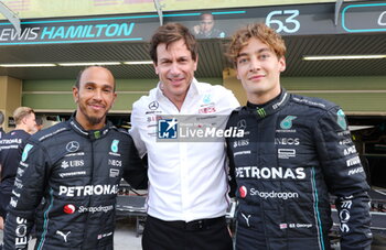 2023-11-23 - HAMILTON Lewis (gbr), Mercedes AMG F1 Team W14, WOLFF Toto (aut), Team Principal & CEO of Mercedes AMG F1 Team, RUSSELL George (gbr), Mercedes AMG F1 Team W14, during the 2023 Formula 1 Etihad Airways Abu Dhabi Grand Prix, 22th round of the 2023 Formula One World Championship from November 24 to 26, 2023 on the Yas Marina Circuit, in Abu Dhabi - F1 - ABU DHABI GRAND PRIX 2023 - FORMULA 1 - MOTORS
