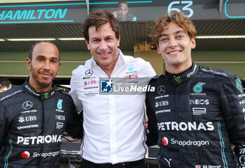 2023-11-23 - HAMILTON Lewis (gbr), Mercedes AMG F1 Team W14, WOLFF Toto (aut), Team Principal & CEO of Mercedes AMG F1 Team, RUSSELL George (gbr), Mercedes AMG F1 Team W14, during the 2023 Formula 1 Etihad Airways Abu Dhabi Grand Prix, 22th round of the 2023 Formula One World Championship from November 24 to 26, 2023 on the Yas Marina Circuit, in Abu Dhabi - F1 - ABU DHABI GRAND PRIX 2023 - FORMULA 1 - MOTORS