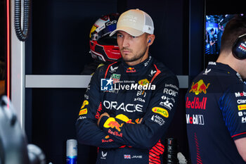 2023-11-24 - DENNIS Jake, Red Bull Racing RB19, portrait during the 2023 Formula 1 Etihad Airways Abu Dhabi Grand Prix, 22th round of the 2023 Formula One World Championship from November 24 to 26, 2023 on the Yas Marina Circuit, in Abu Dhabi - F1 - ABU DHABI GRAND PRIX 2023 - FORMULA 1 - MOTORS